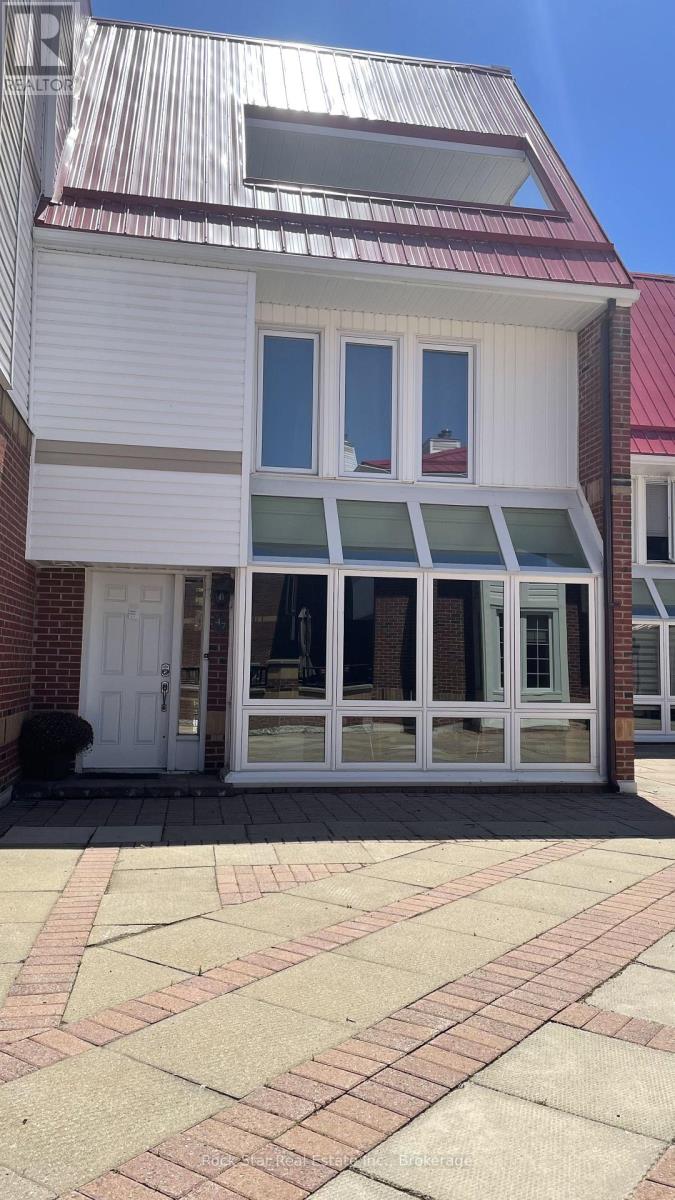 47 - 1 PLACE D'ARMES PLACE, Kingston (East of Sir John A. Blvd) — photo 2