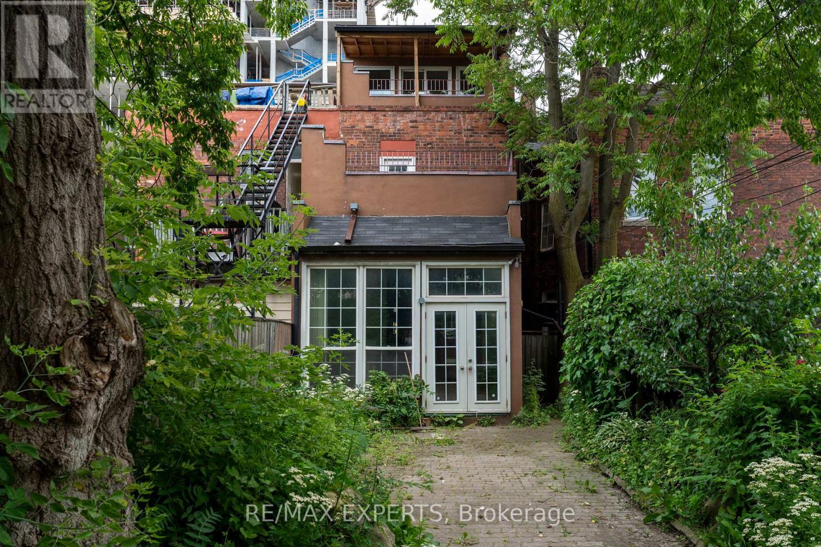 382 BATHURST STREET - 32