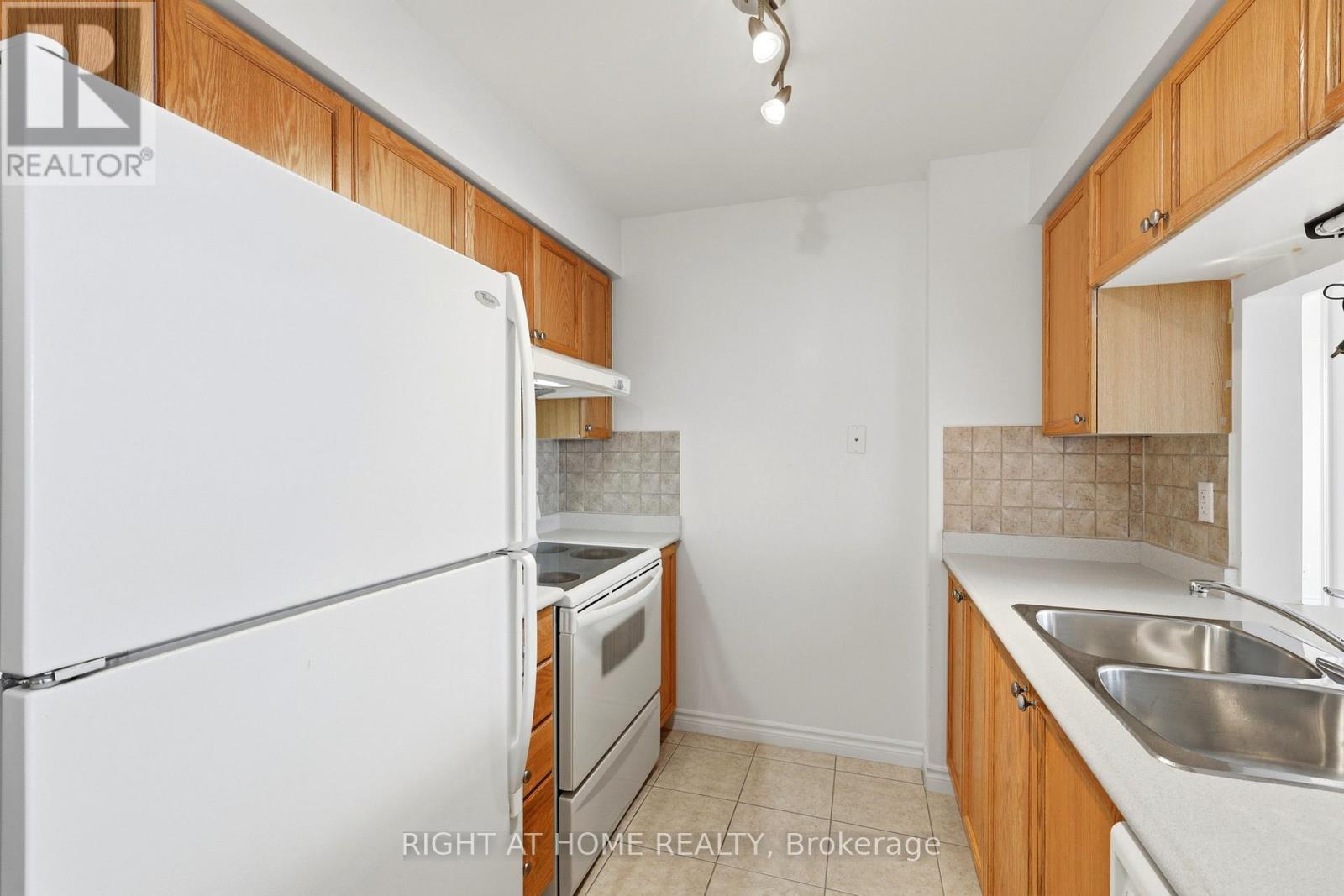 727 - 18 MONDEO DRIVE, Toronto (Dorset Park) — photo 9