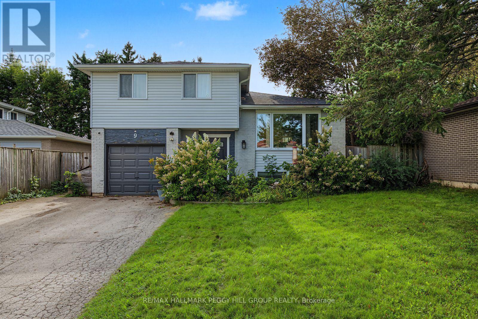 UPPER - 9 BAKER CRESCENT, Barrie (Cundles East)
