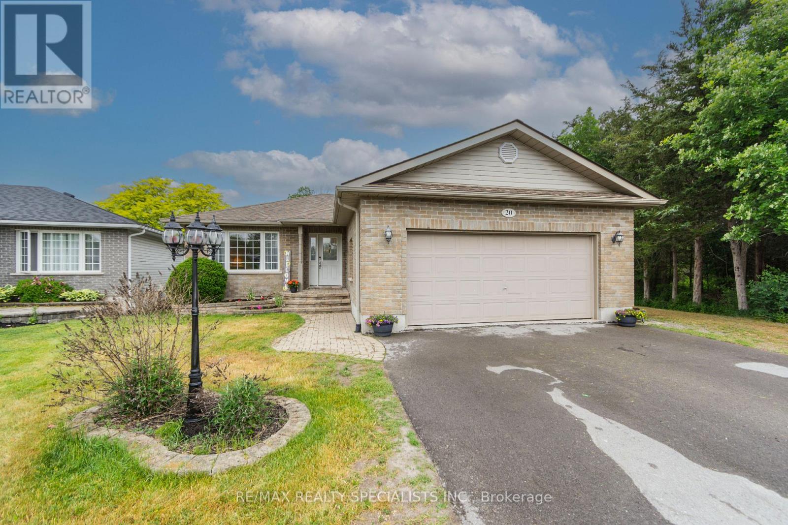 20 STONEGATE CRESCENT - 1