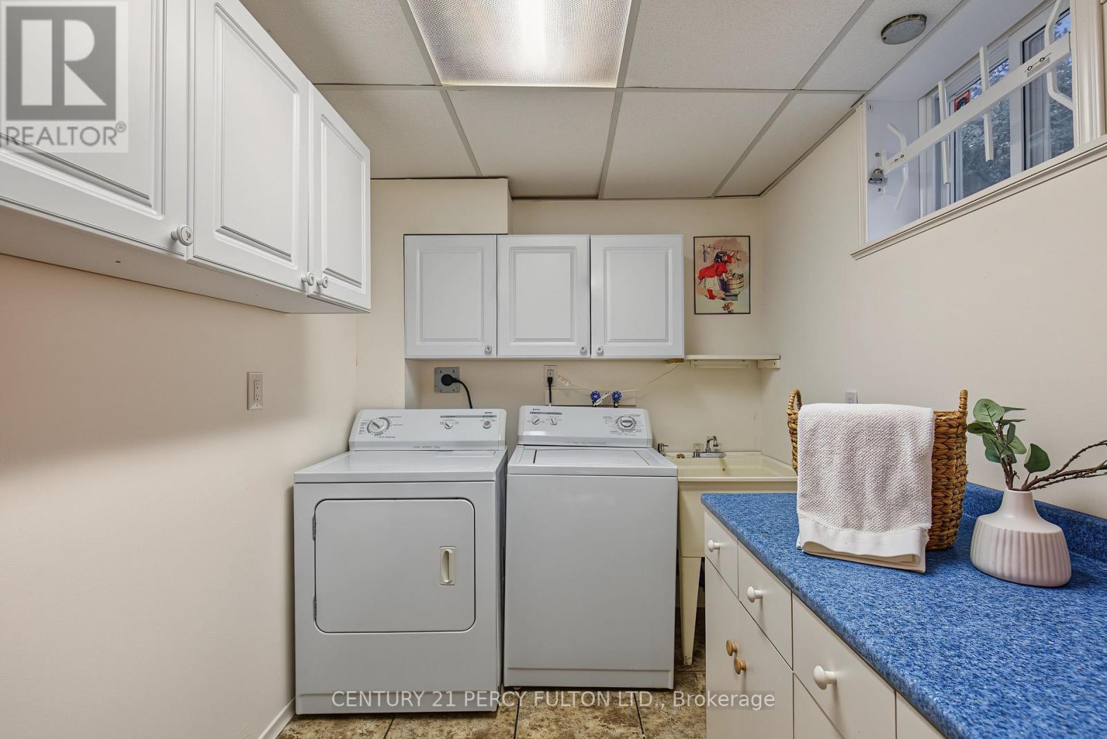 412 WAVERLY STREET N - Image 32