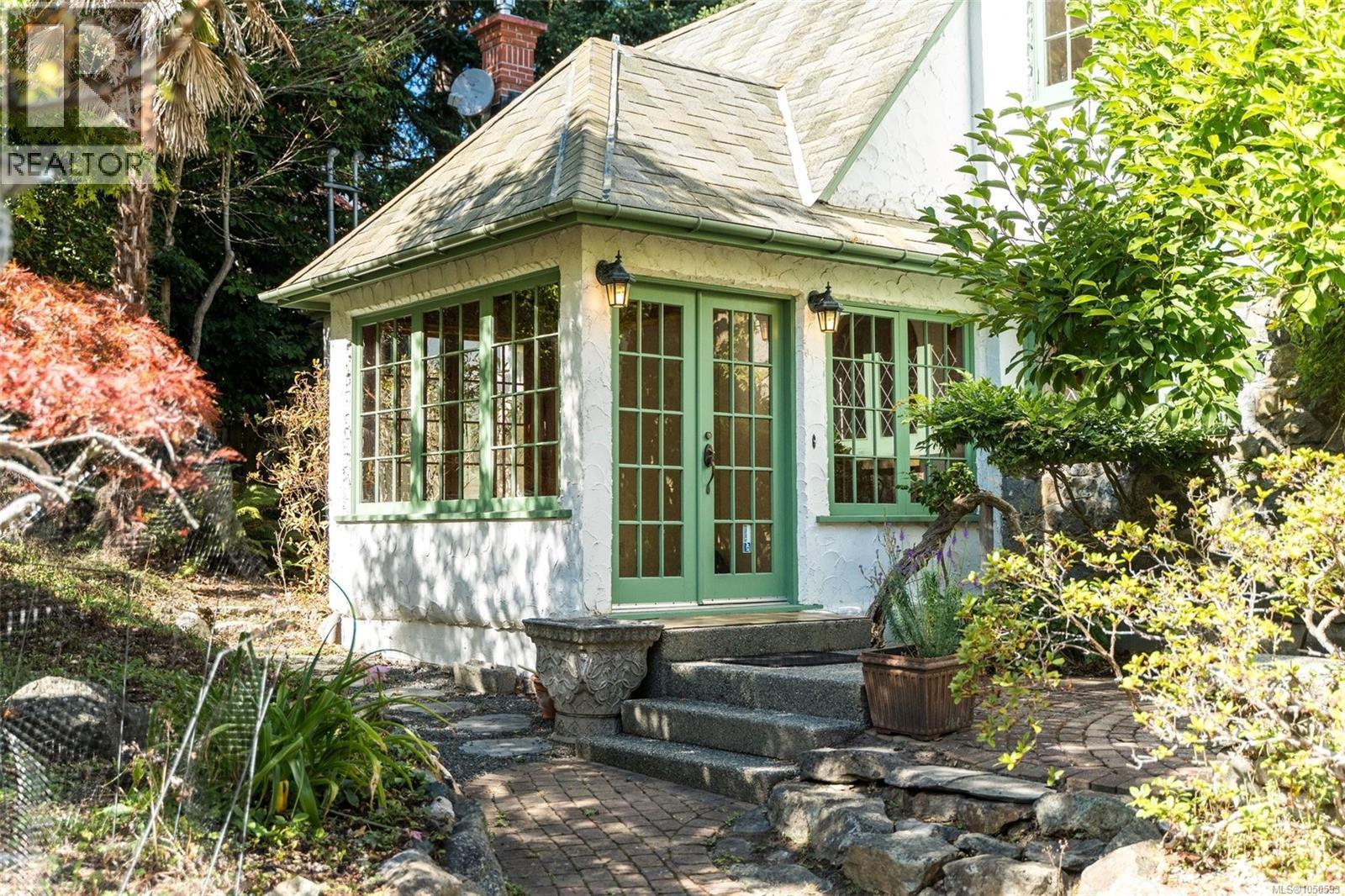  30 Beach Drive, Oak Bay