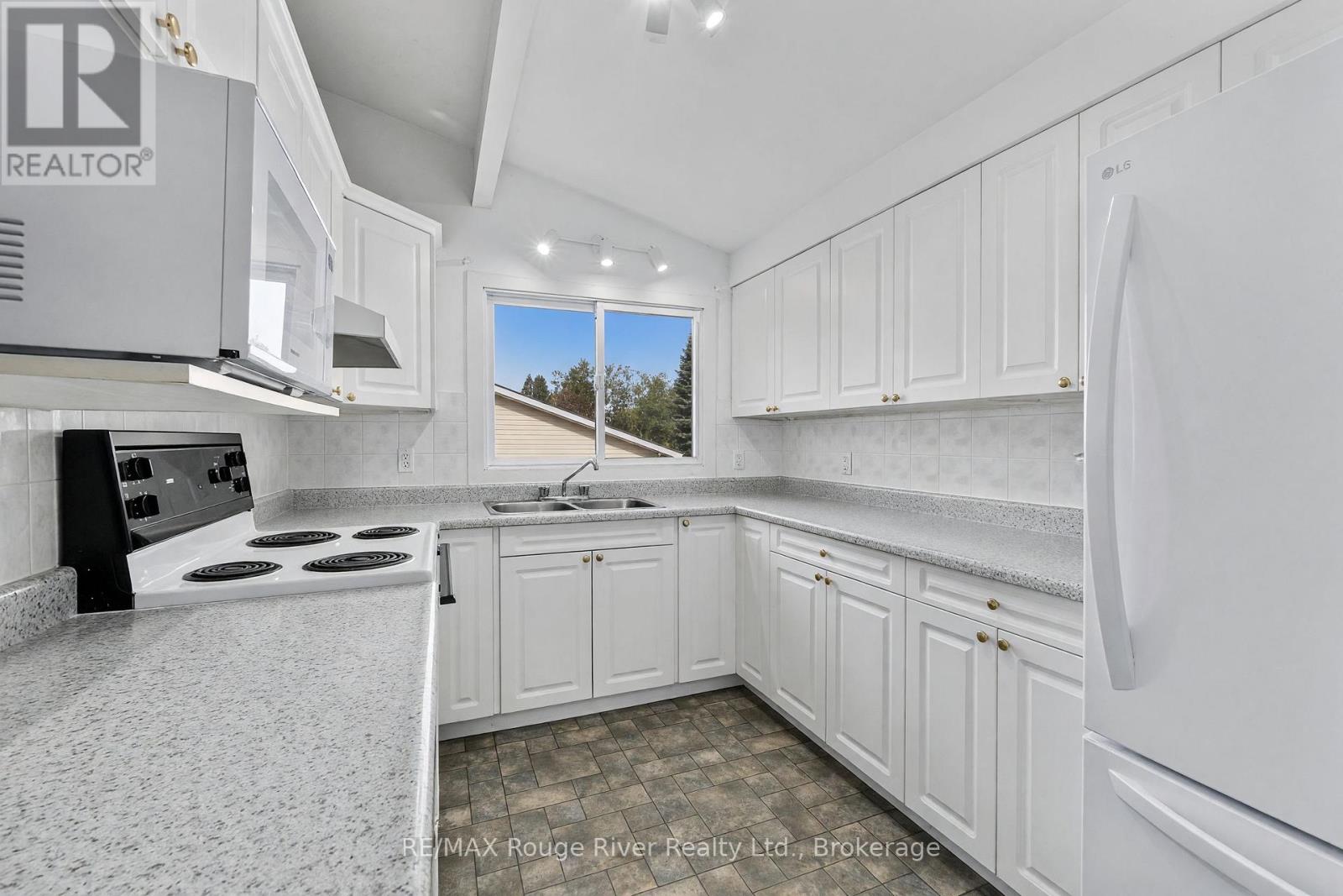 217 GODOLPHIN ROAD - Image 19