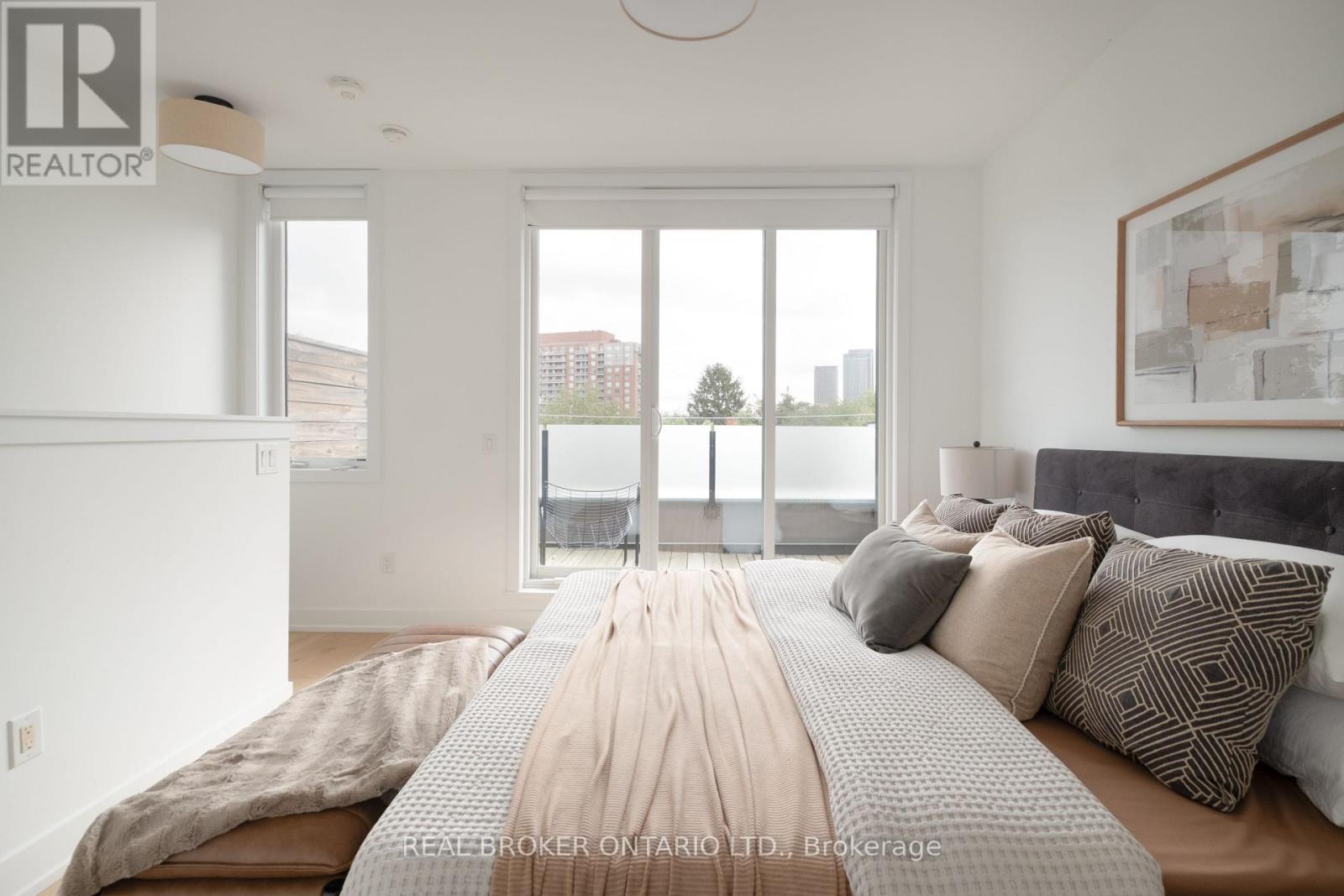 62A PERTH AVENUE - 23