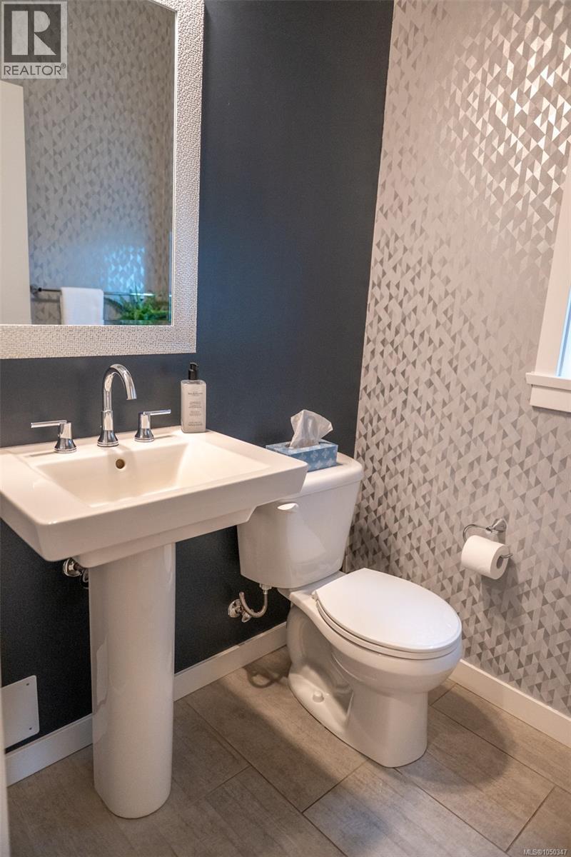 398 Bonaparte St - 11