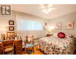 27 Tower Crescent, Barrie, ON L4N2V3 Photo 16