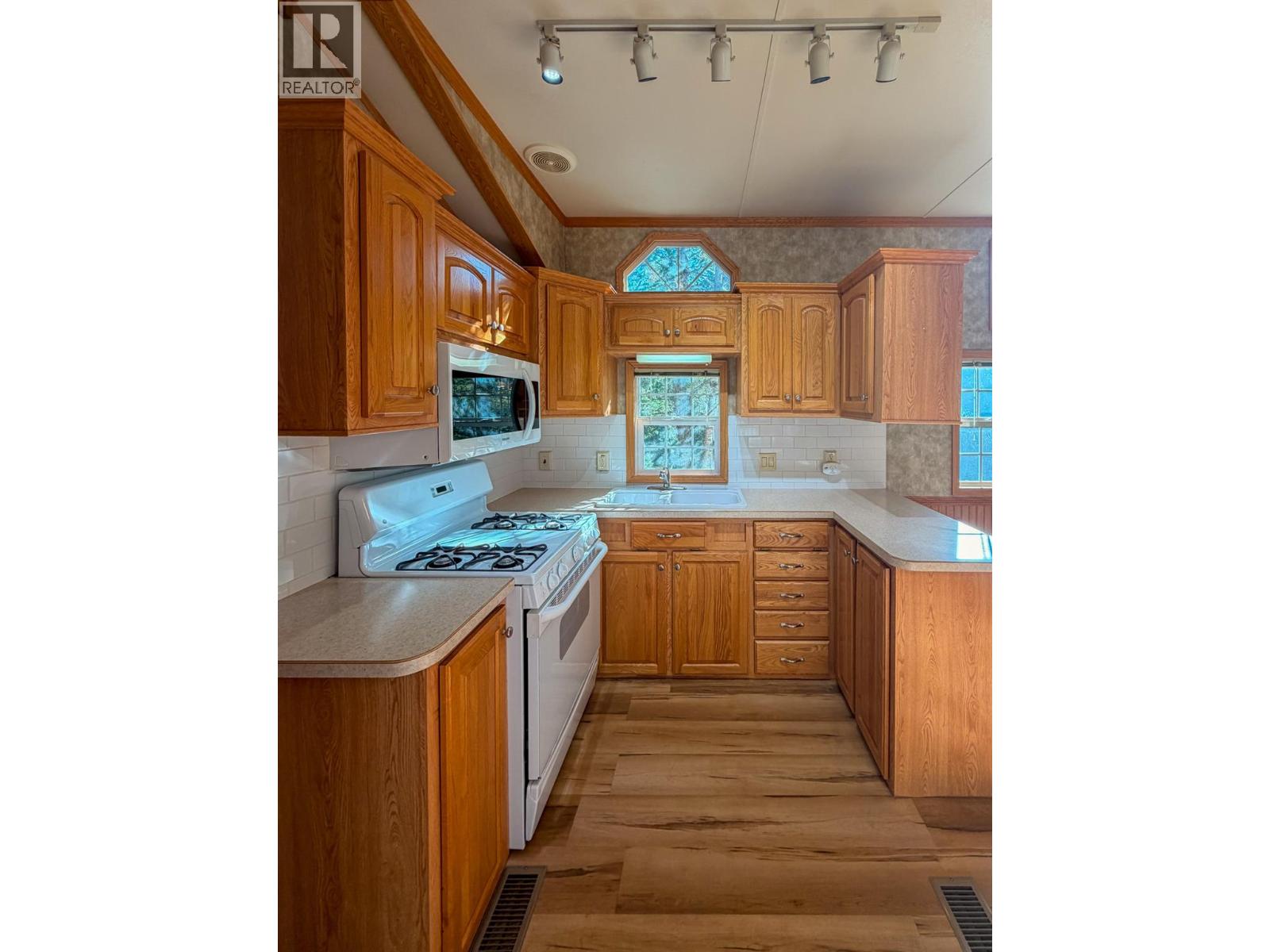 4906 LYNX Drive, Radium Hot Springs — photo 5