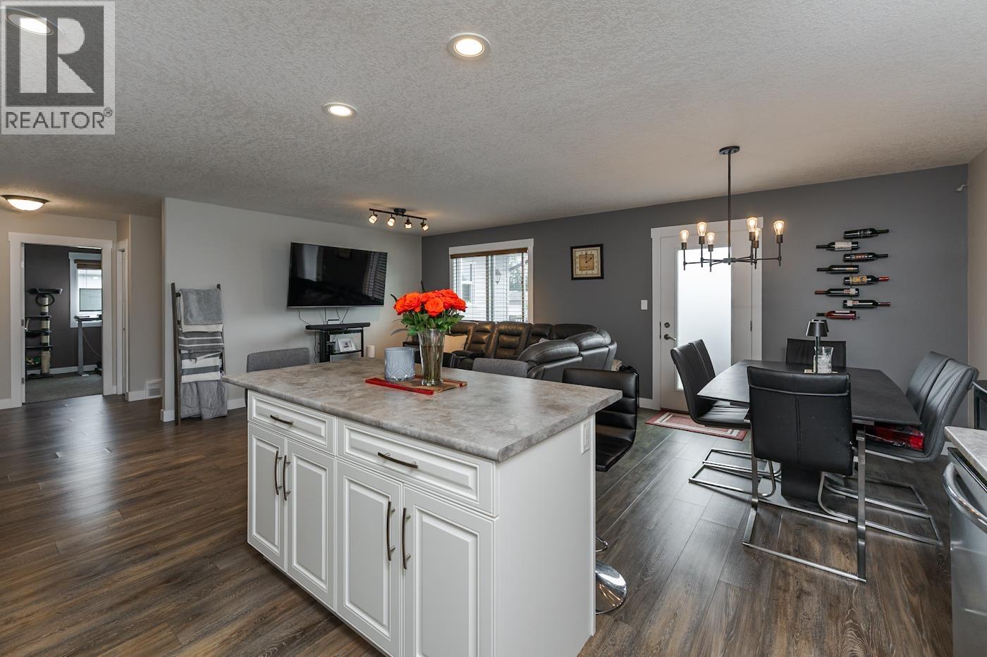Photo 8 of 40 — 5355 WOODVALLEY DRIVE · Prince George, BC
