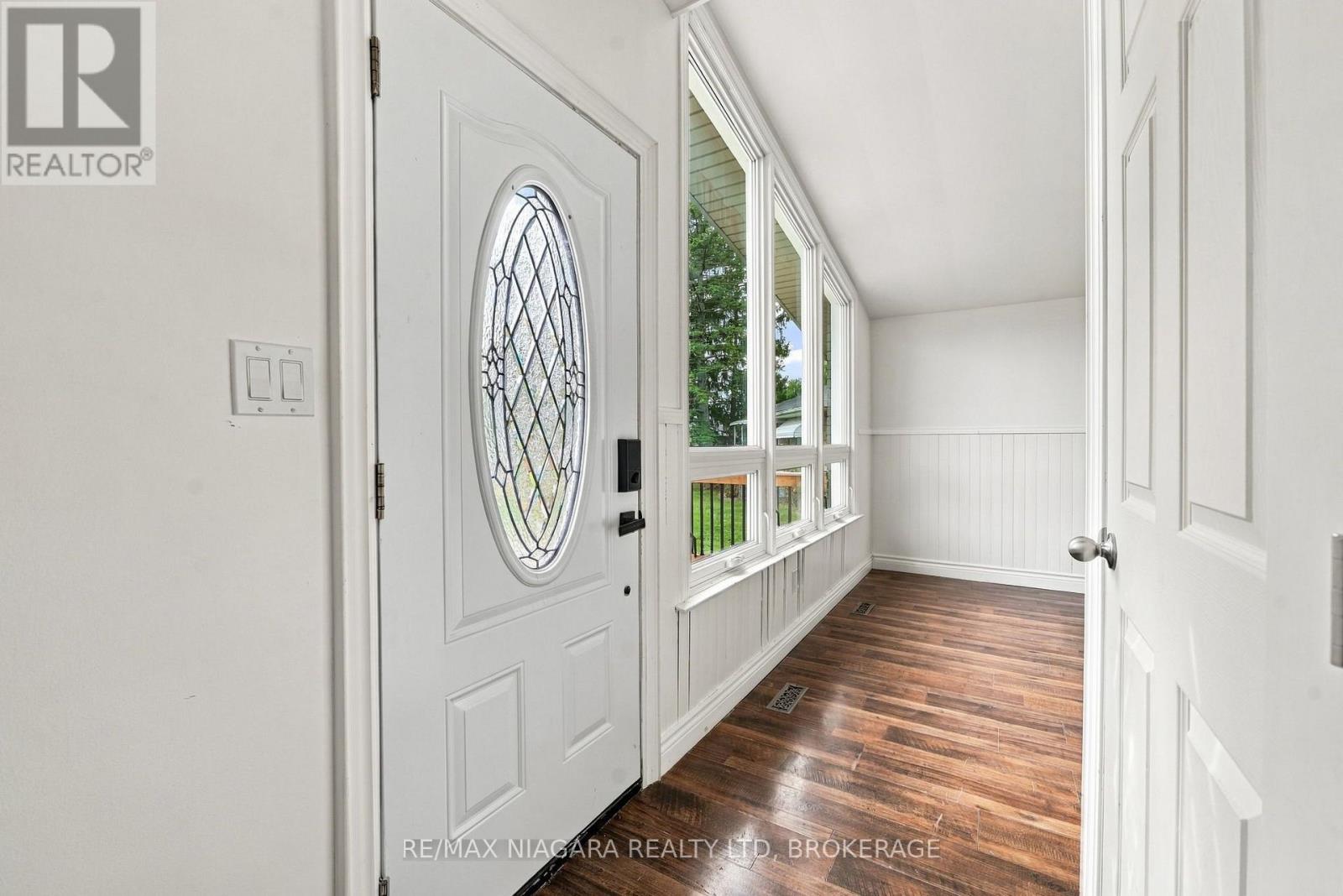 8 NORTH CRESCENT DRIVE N - Image 3