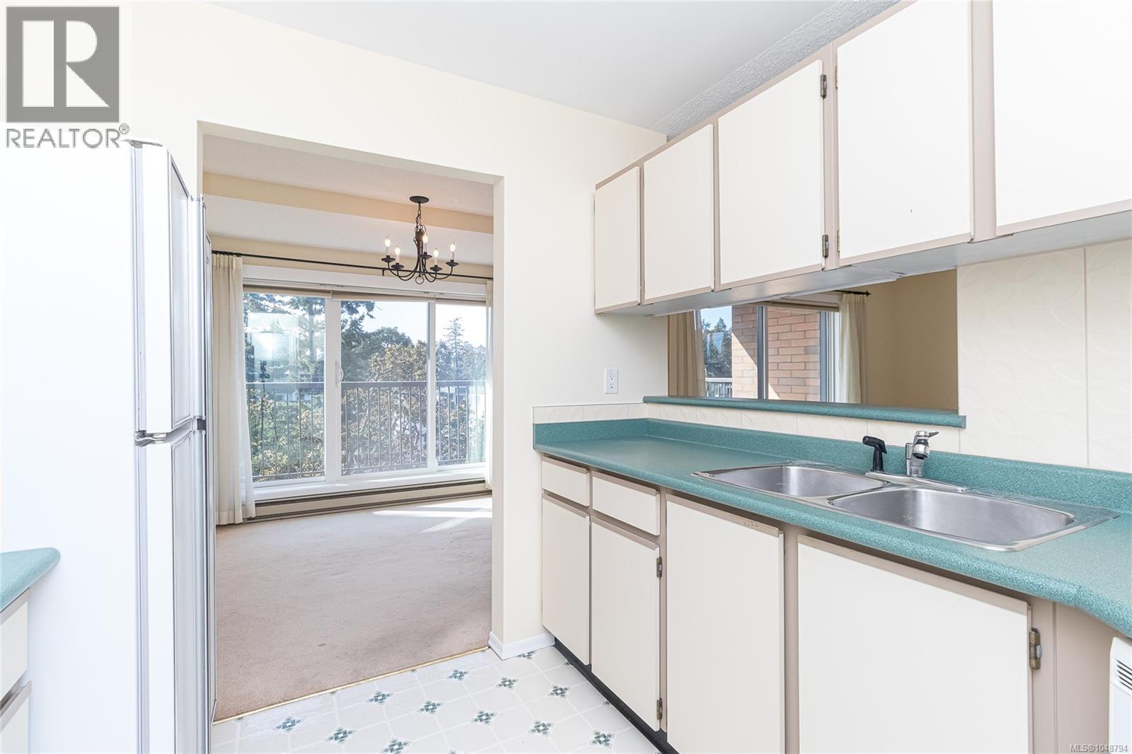 404 4030 Quadra Street, Saanich