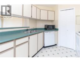 Kitchen - 404 4030 Quadra St, Saanich, BC V8X1K2 Photo 7