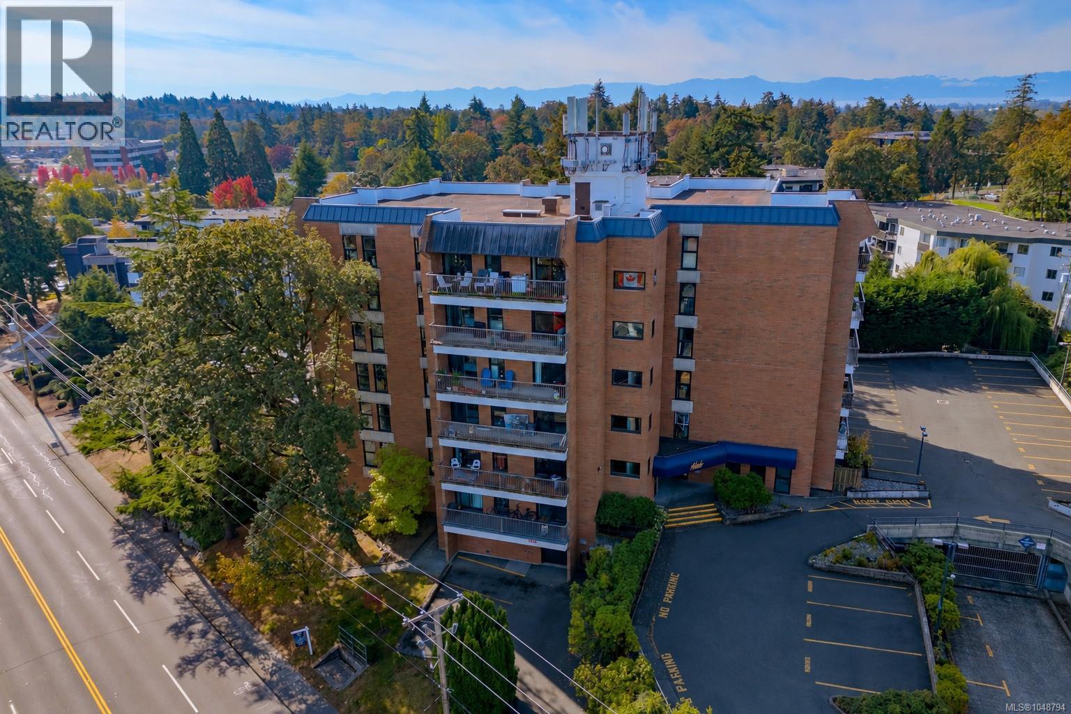 #404 4030 Quadra St - 1