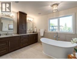 4pc Bathroom - 3308 Rutland Road Sw, Calgary, AB T3E4R3 Photo 19