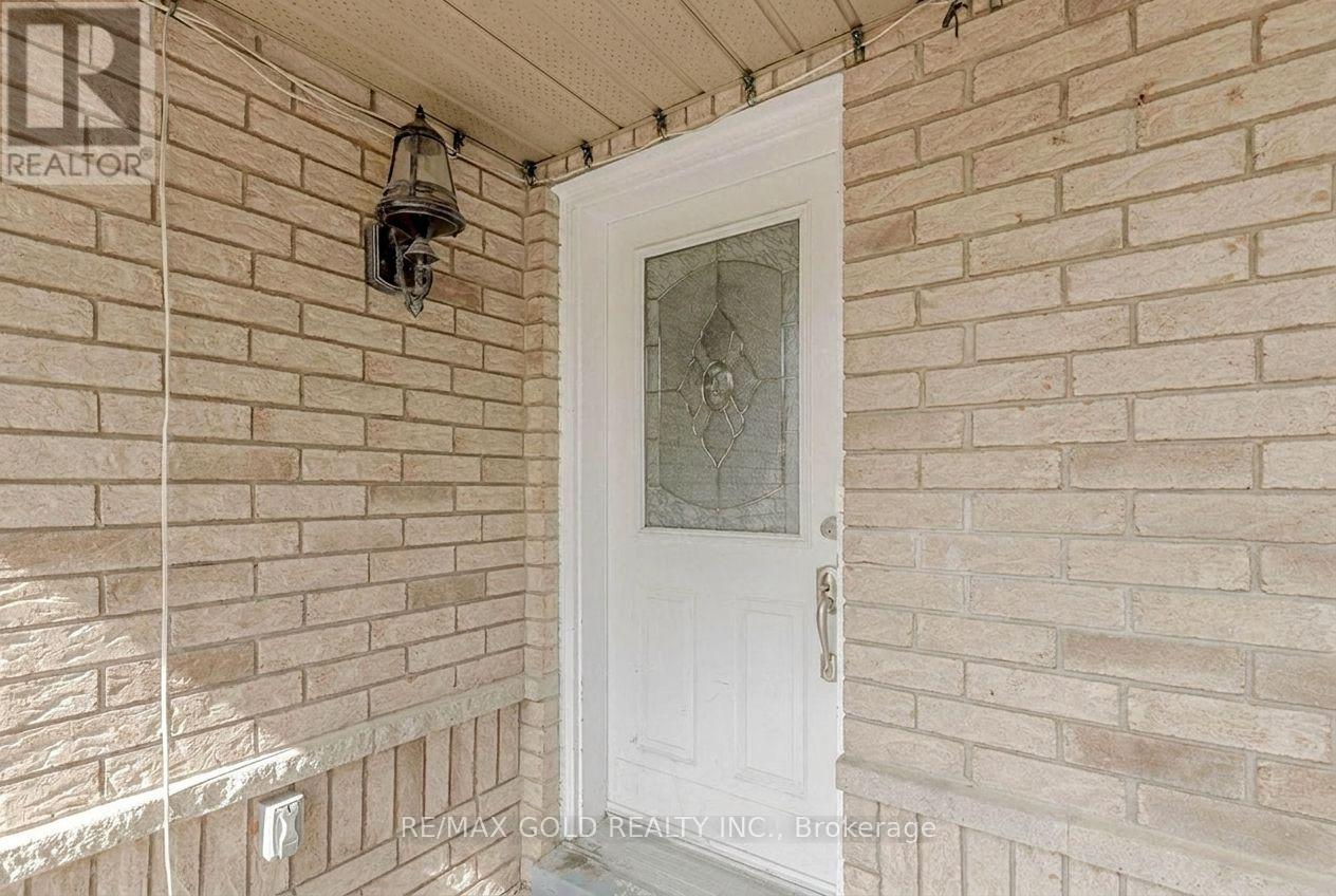 35 RIDGEFIELD COURT, Brampton (Vales of Castlemore) — photo 2