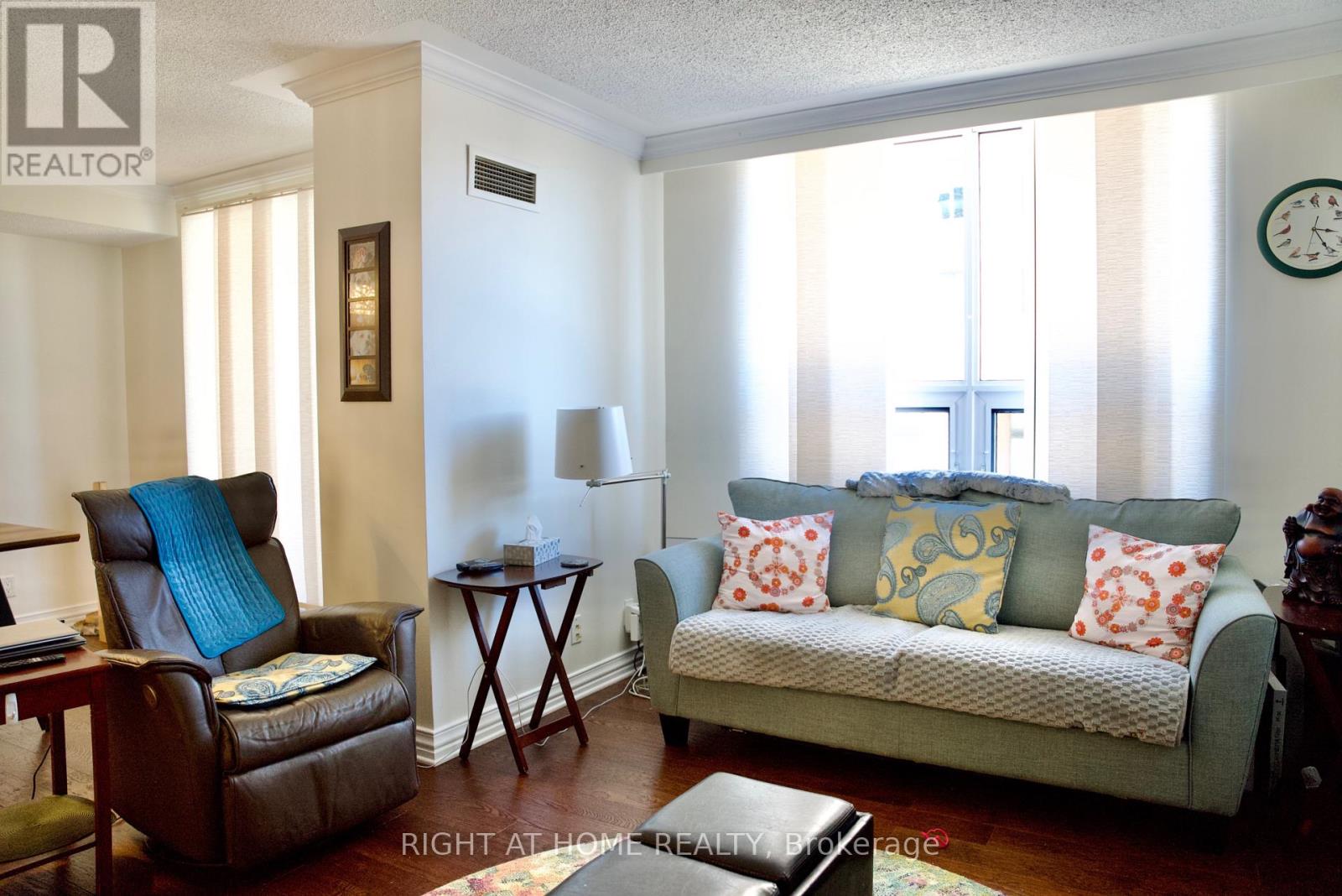 #205 35 HOLLAND AVENUE - 11