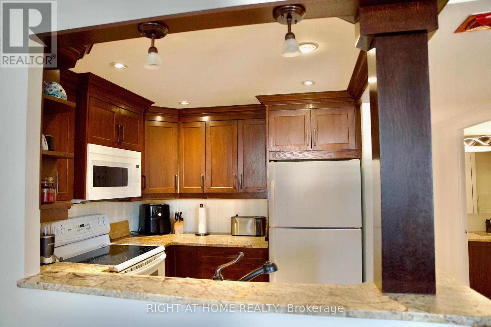 #205 35 HOLLAND AVENUE - 6