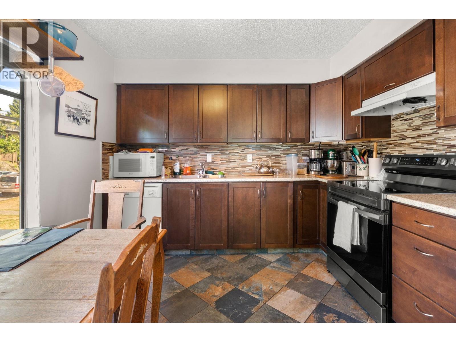 140-142 ST. PATRICKS AVENUE, North Vancouver