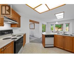 464 Quatsino Rd, Qualicum Beach, BC V9K1B5 Photo 10