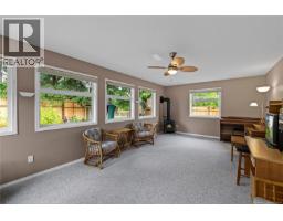 464 Quatsino Rd, Qualicum Beach, BC V9K1B5 Photo 12