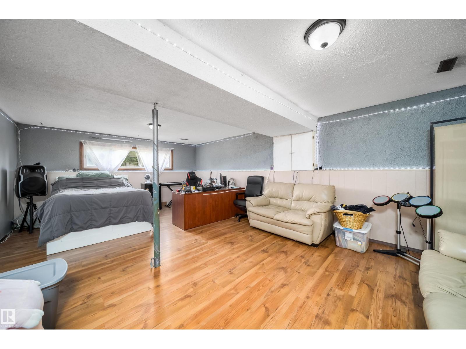 4104 44 ST - 23