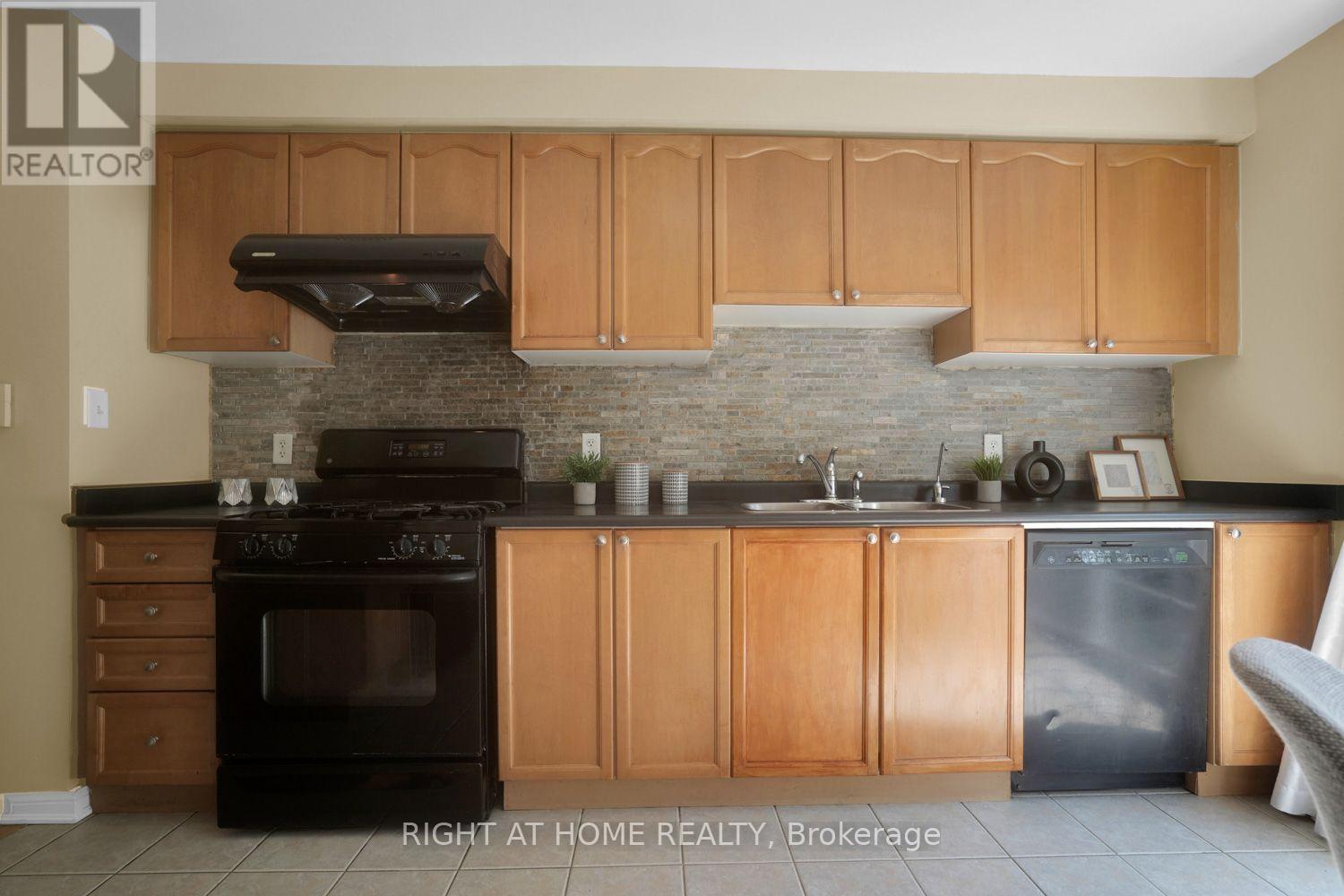 84 DOUGHERTY CRESCENT, Whitchurch-Stouffville (Stouffville) — photo 9
