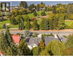 Kitchen - 164 Crescent Rd E, Qualicum Beach, BC V9K1L6 Photo 15