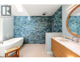 Bathroom - 164 Crescent Rd E, Qualicum Beach, BC V9K1L6 Photo 9