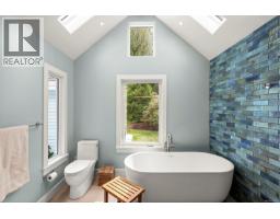 164 Crescent Rd E, Qualicum Beach, BC V9K1L6 Photo 38