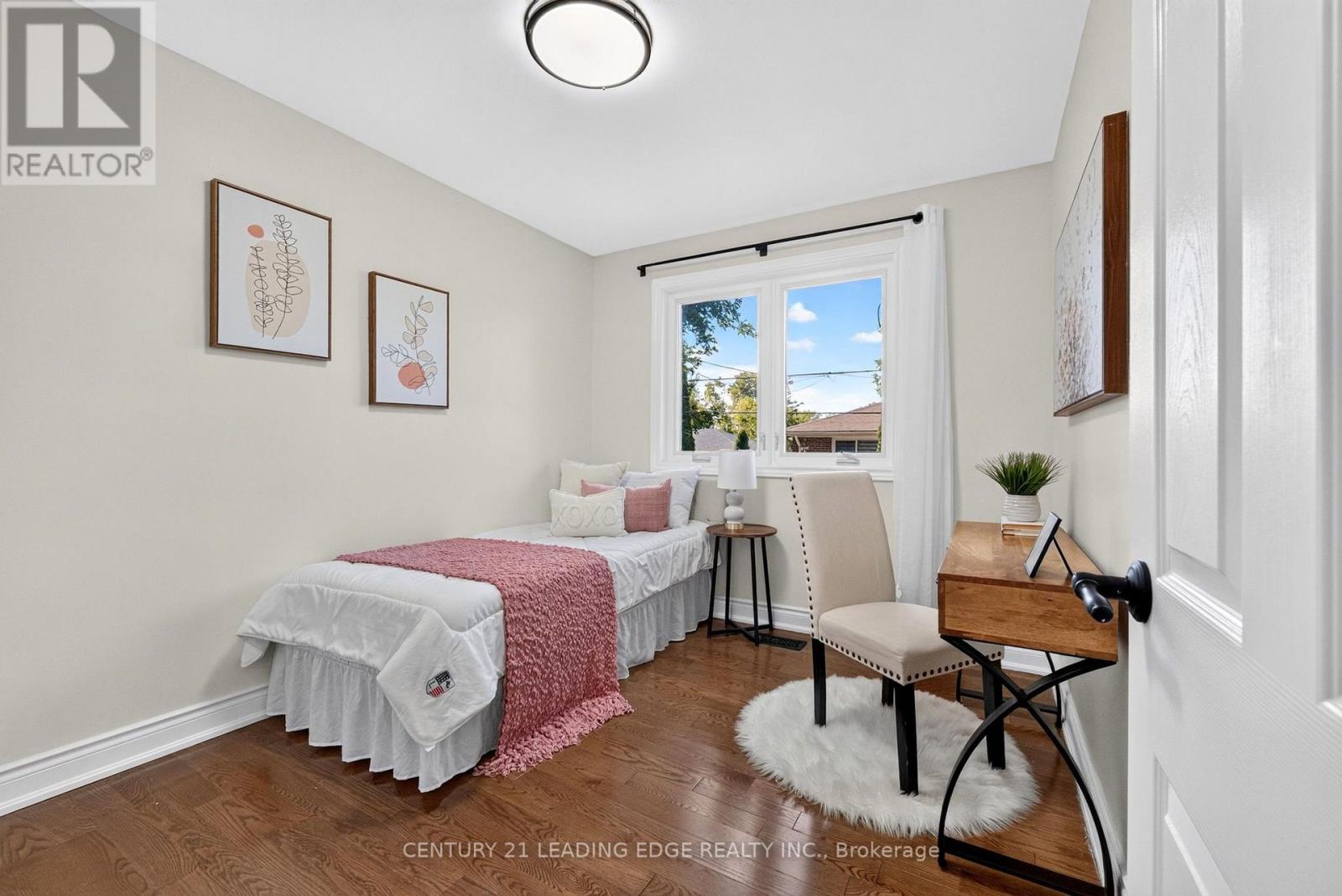 24 LINCOLN GREEN DRIVE - 26