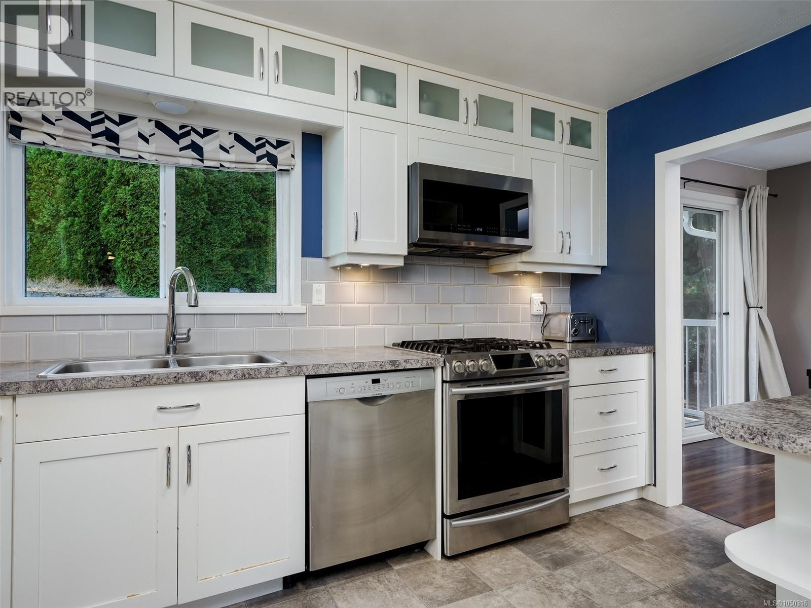 6647 Trudeau Terrace, Central Saanich, British Columbia, V8M1A3, Central Saanich, British Columbia — photo 4 of 5