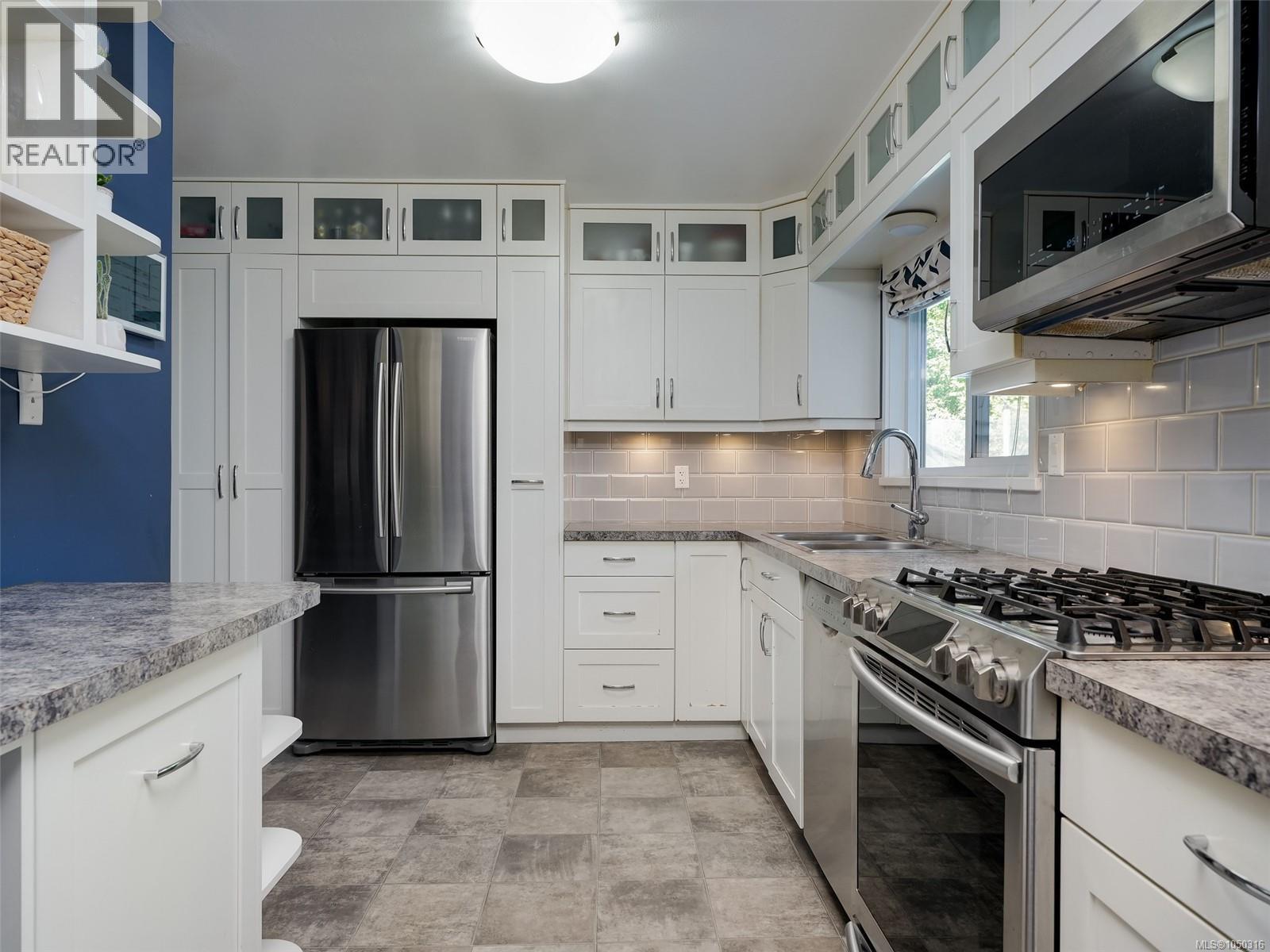 6647 Trudeau Terrace, Central Saanich, British Columbia, V8M1A3, Central Saanich, British Columbia — photo 3 of 5