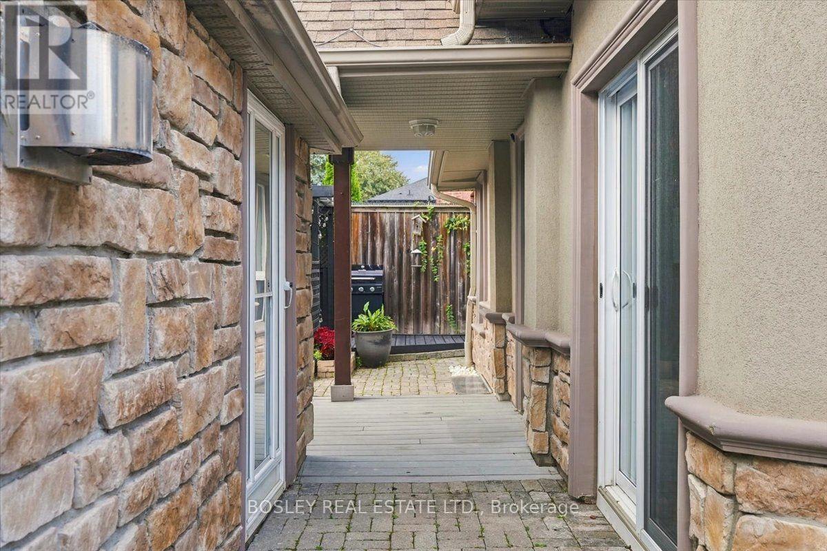 566 ROUGEMOUNT DRIVE - 26