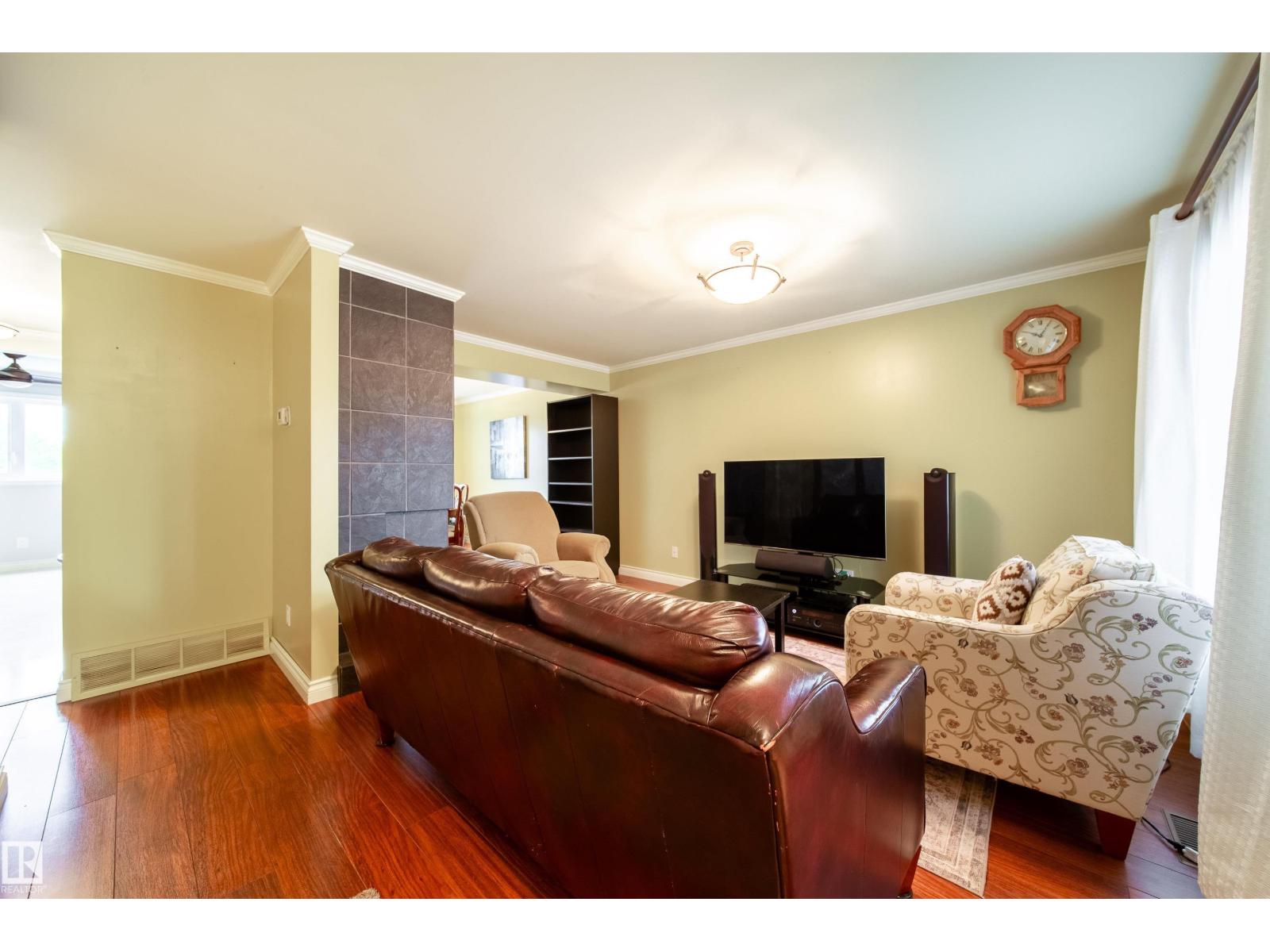#5 11111 26 AV NW - 2