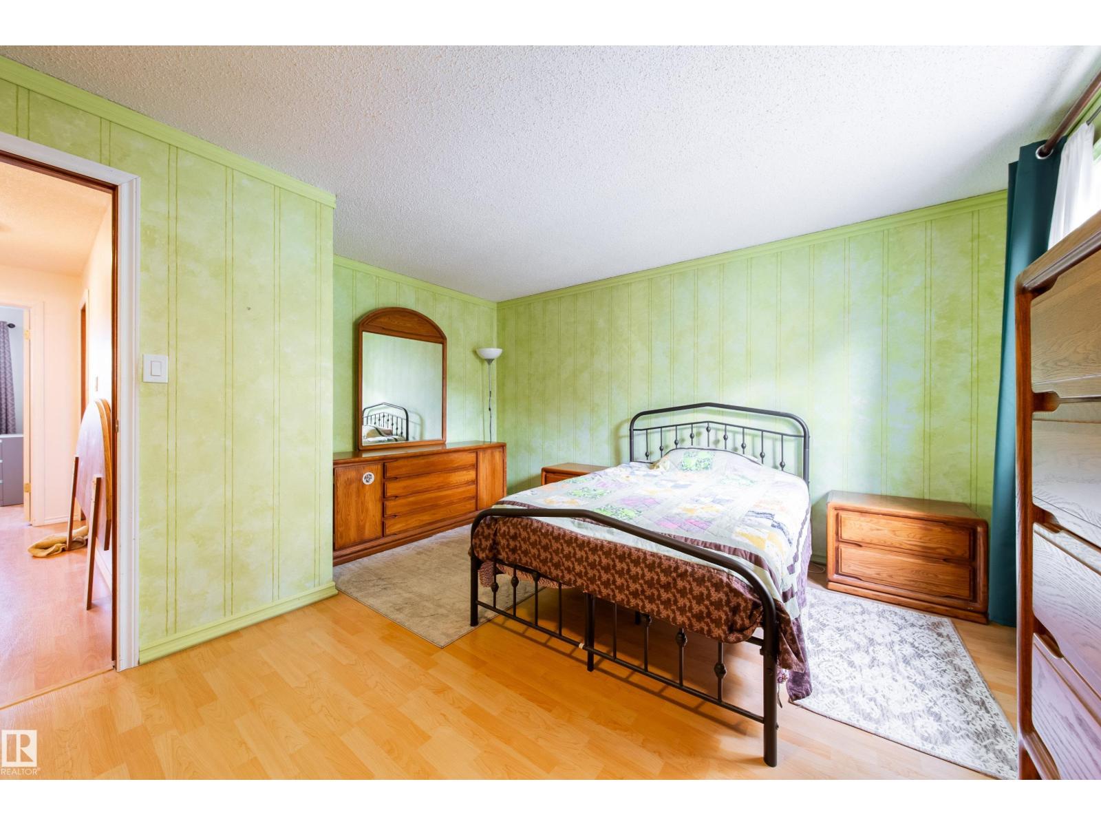 #5 11111 26 AV NW - 20