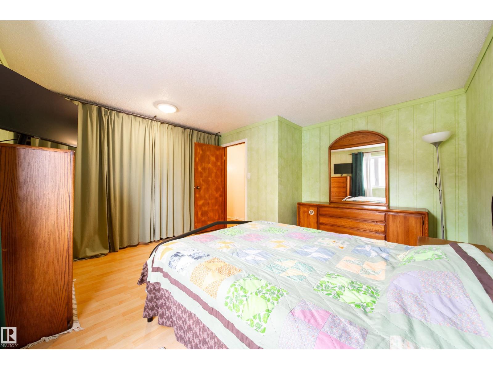 #5 11111 26 AV NW - 21