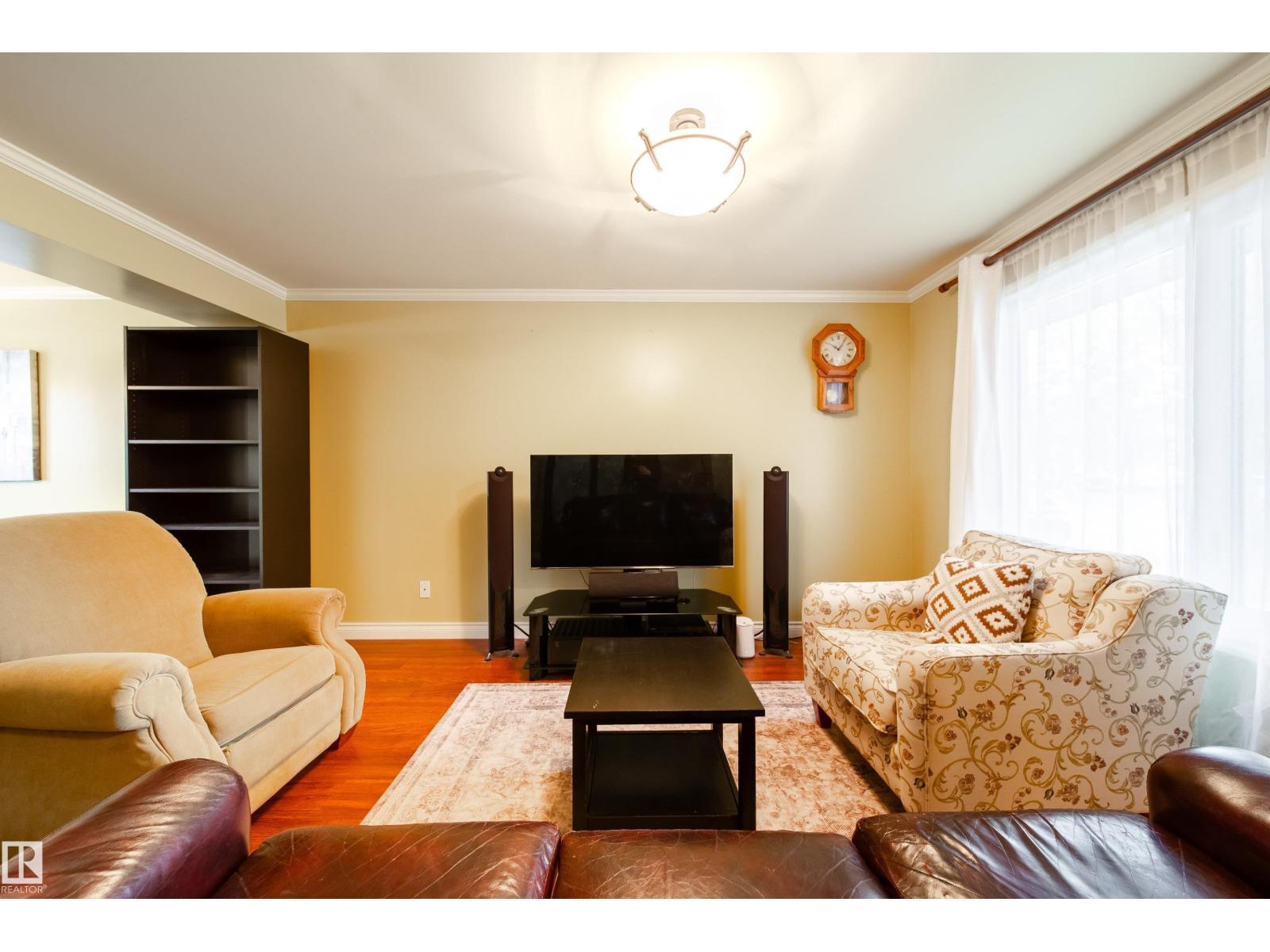 #5 11111 26 AV NW - 3