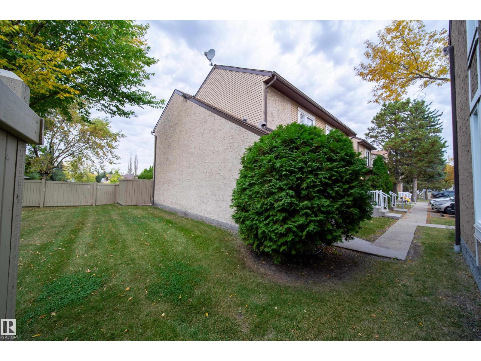 #5 11111 26 AV NW - 32