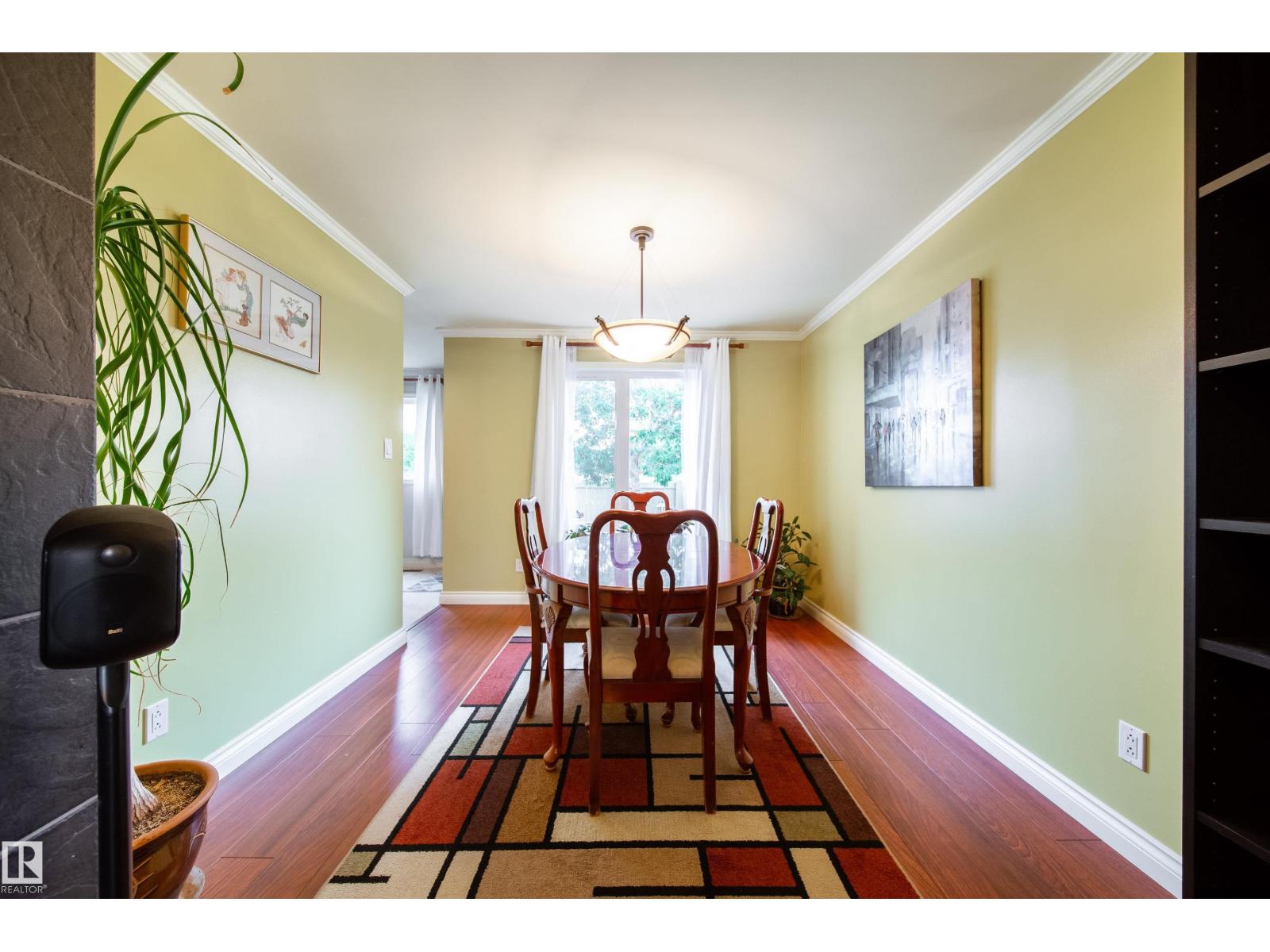 #5 11111 26 AV NW - 8