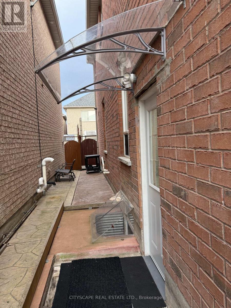 BSMT - 6 LUCKY LANE, Brampton (Sandringham-Wellington)