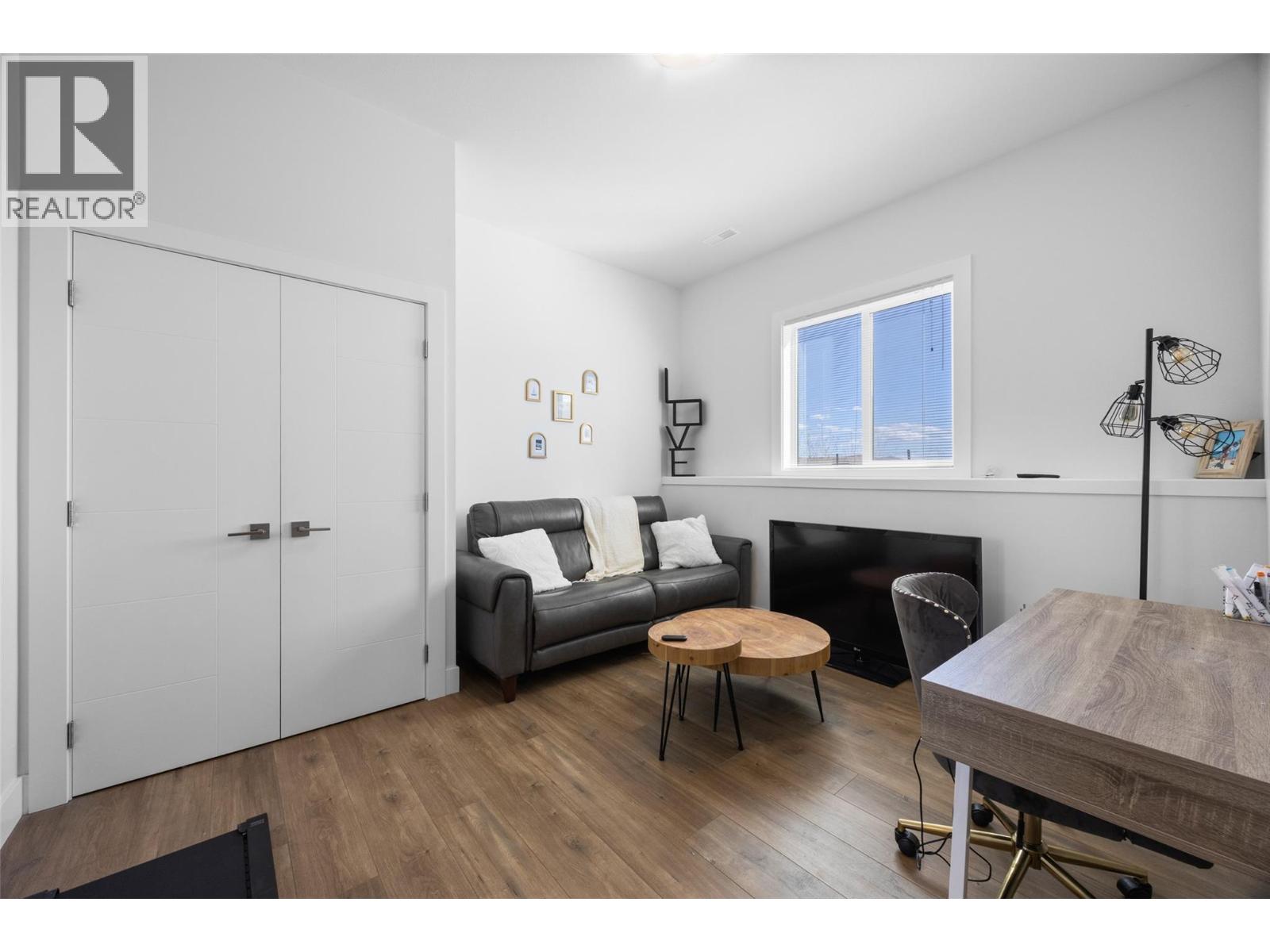 464 Edinburgh Boulevard - Image 34