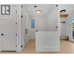5pc Bathroom - 2121 Mackay Road Nw, Calgary, AB T3B1C9 Photo 9