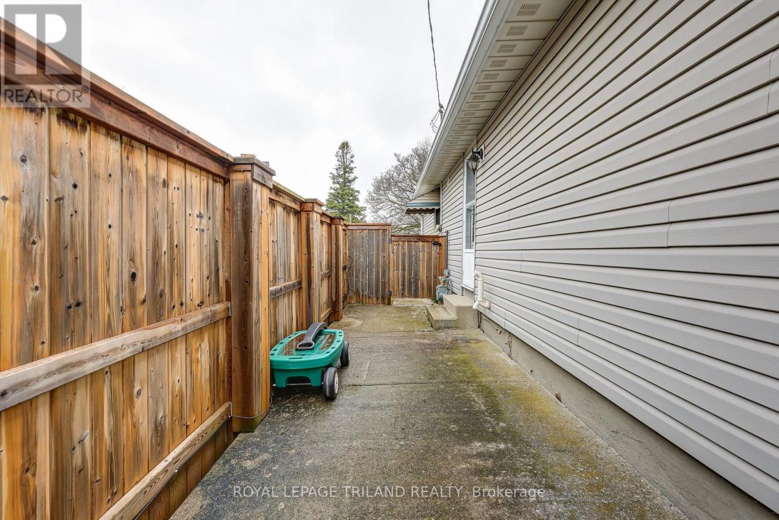 58 VANBUSKIRK Drive, St. Thomas, Ontario, N5R4Z2, St. Thomas, Ontario — photo 3 of 5
