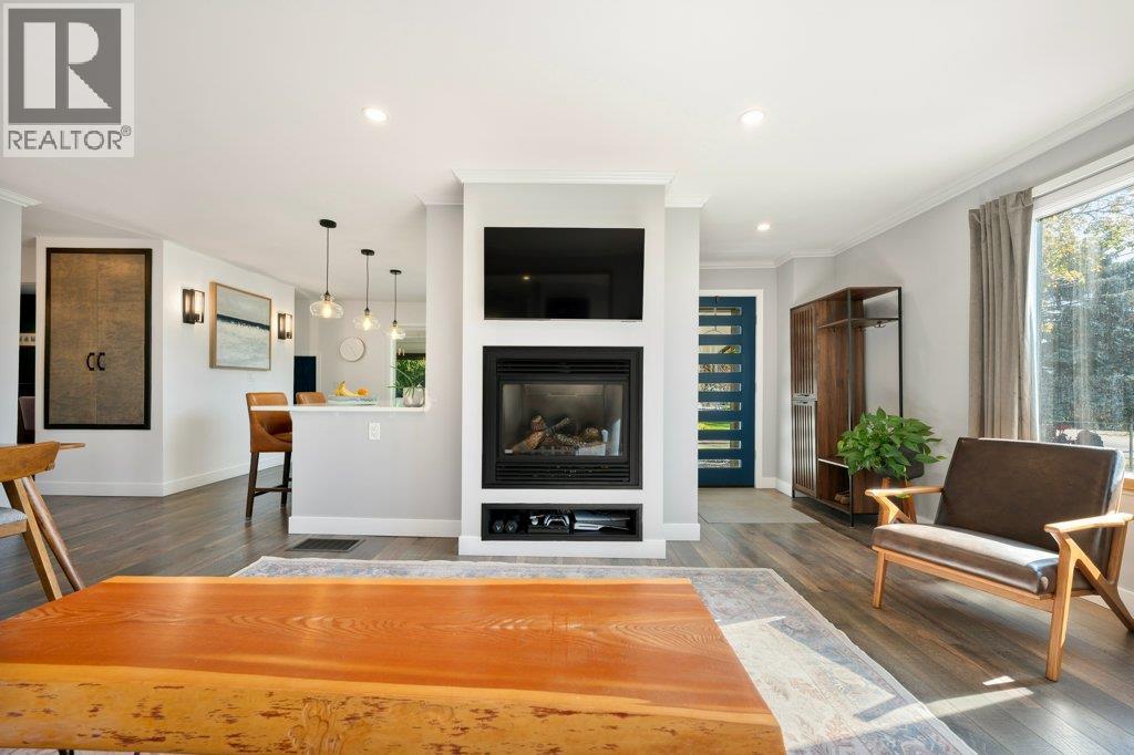 886 FAIRVIEW Road, Oliver