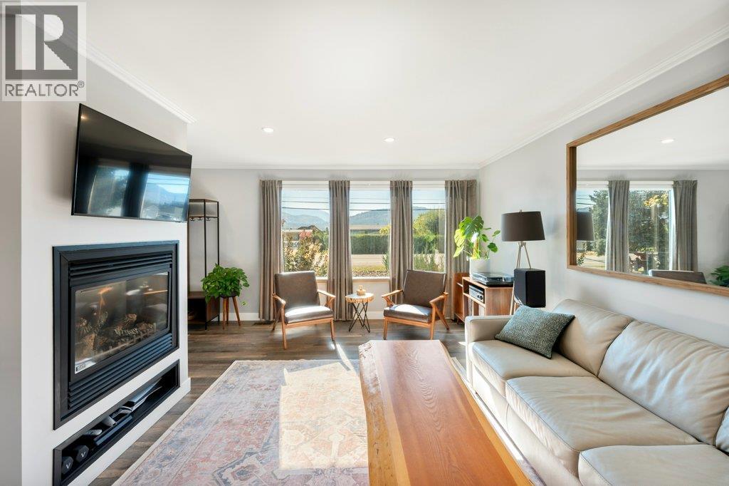 886 FAIRVIEW Road, Oliver