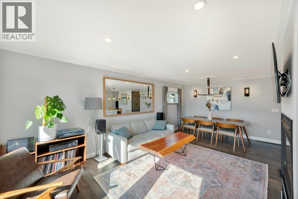 886 FAIRVIEW Road, Oliver