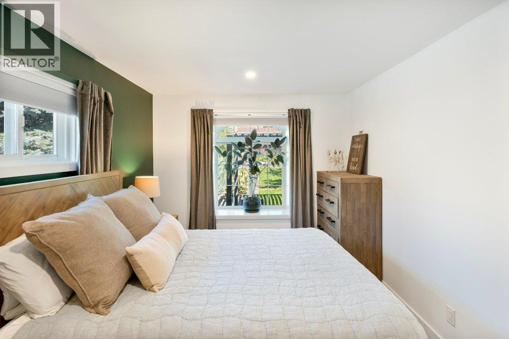886 FAIRVIEW Road, Oliver