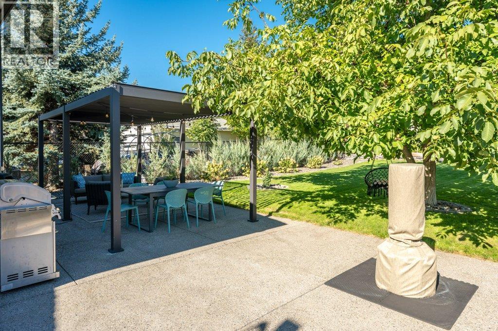 886 FAIRVIEW Road, Oliver