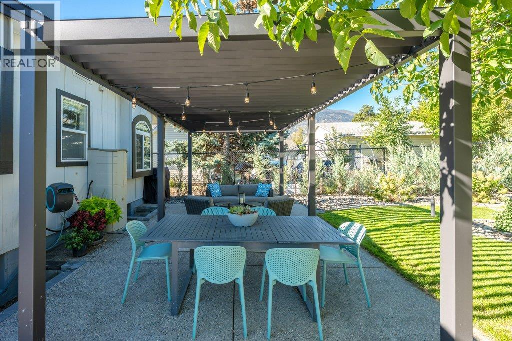 886 FAIRVIEW Road, Oliver