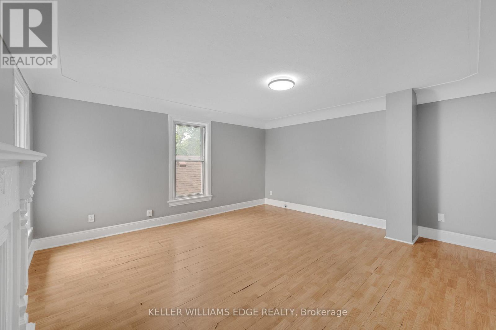 211 WENTWORTH STREET N - 11